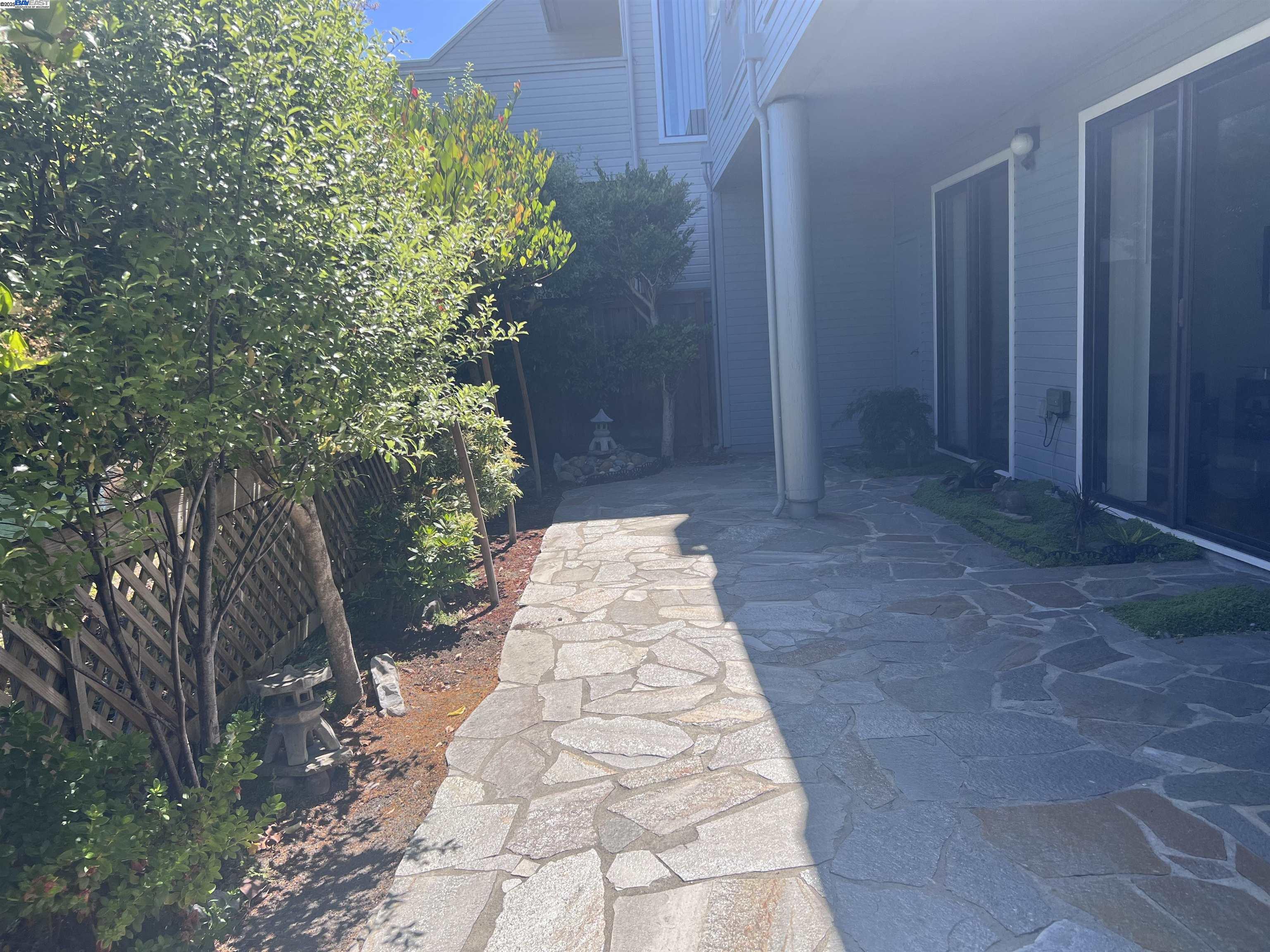 Alameda, California 94501, United States, 2 Bedrooms Bedrooms, ,2 BathroomsBathrooms,Residential,Pending,163728