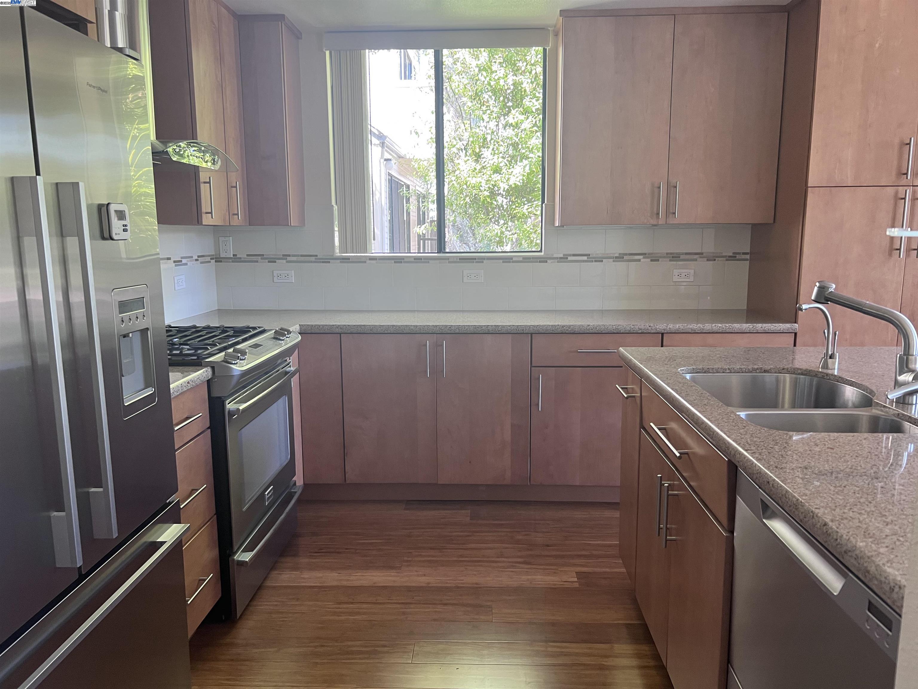 Alameda, California 94501, United States, 2 Bedrooms Bedrooms, ,2 BathroomsBathrooms,Residential,Pending,163728