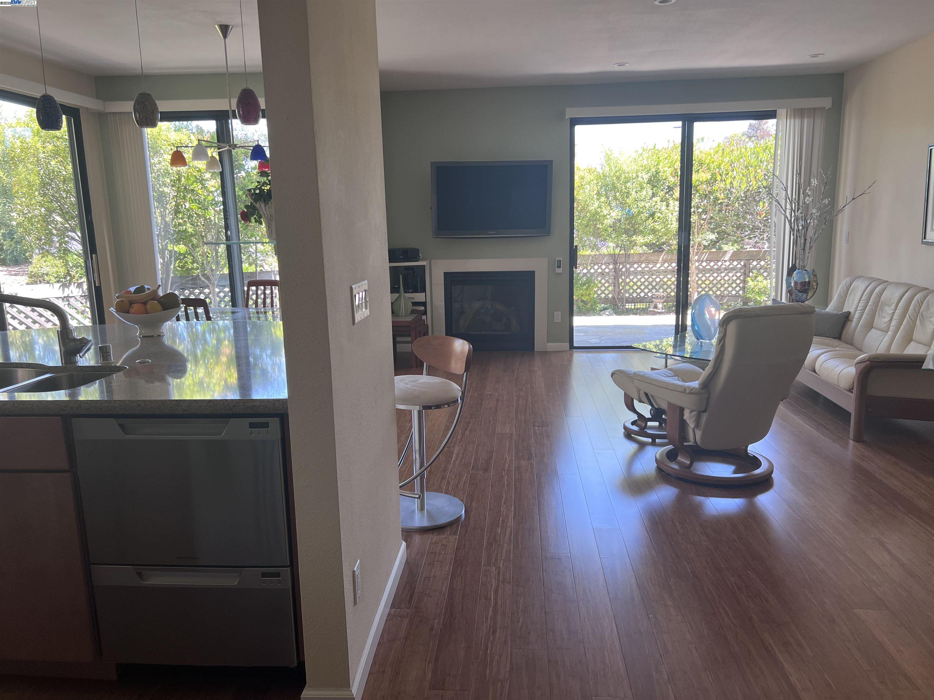 Alameda, California 94501, United States, 2 Bedrooms Bedrooms, ,2 BathroomsBathrooms,Residential,Pending,163728