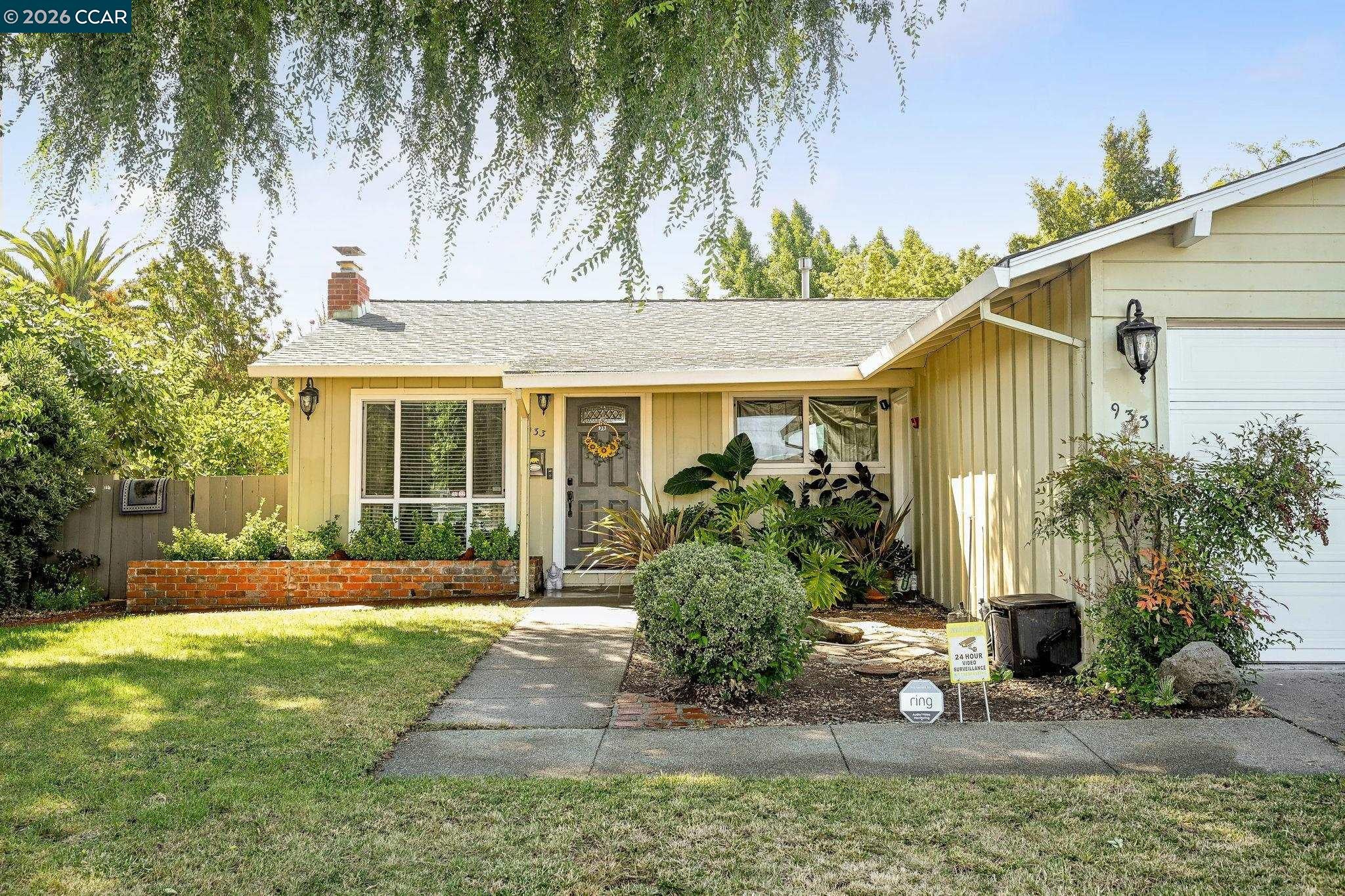 933 Santa Lucia Dr