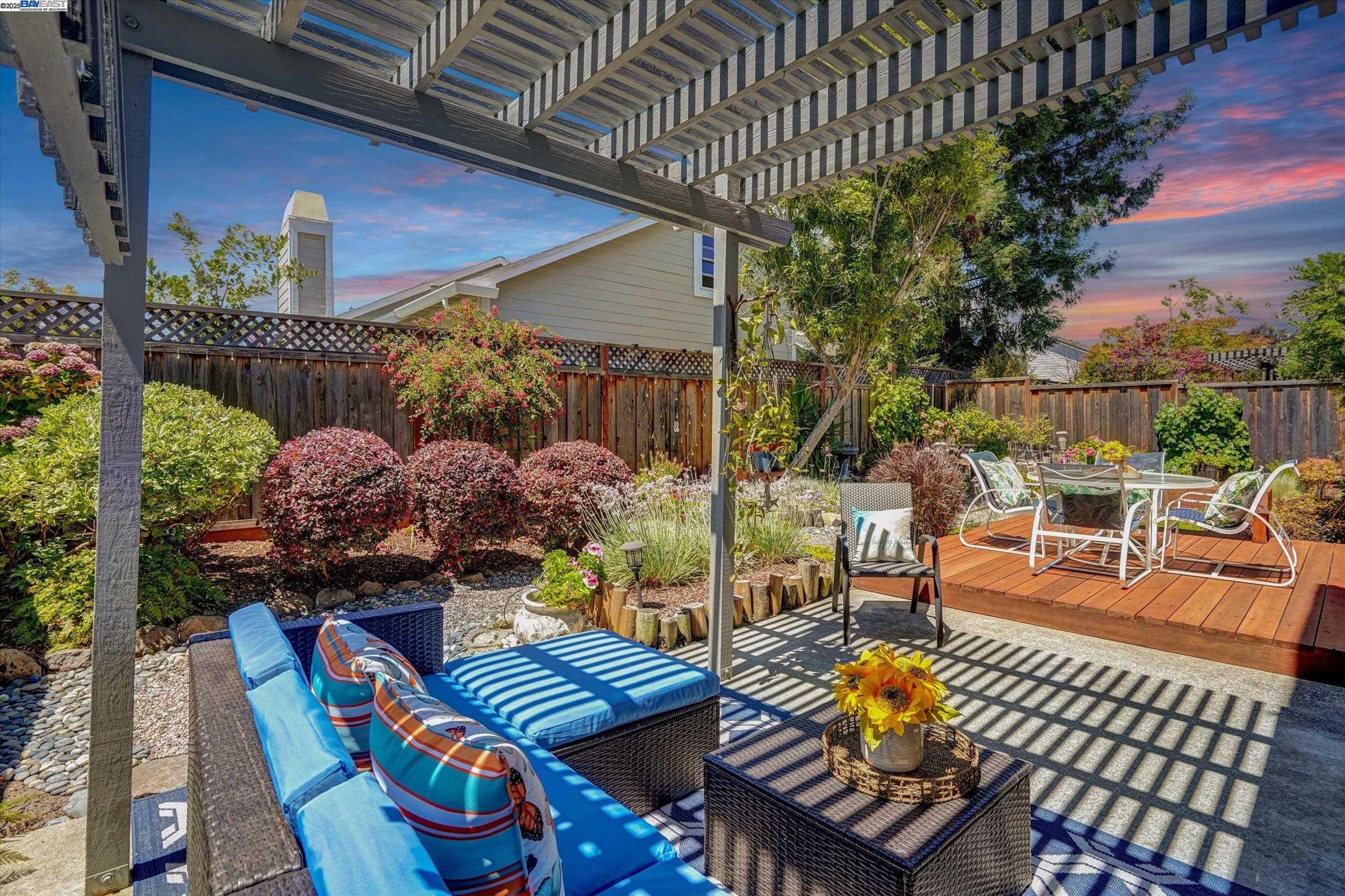 Alameda, California 94502, United States, 3 Bedrooms Bedrooms, ,3 BathroomsBathrooms,Residential,Pending,187221