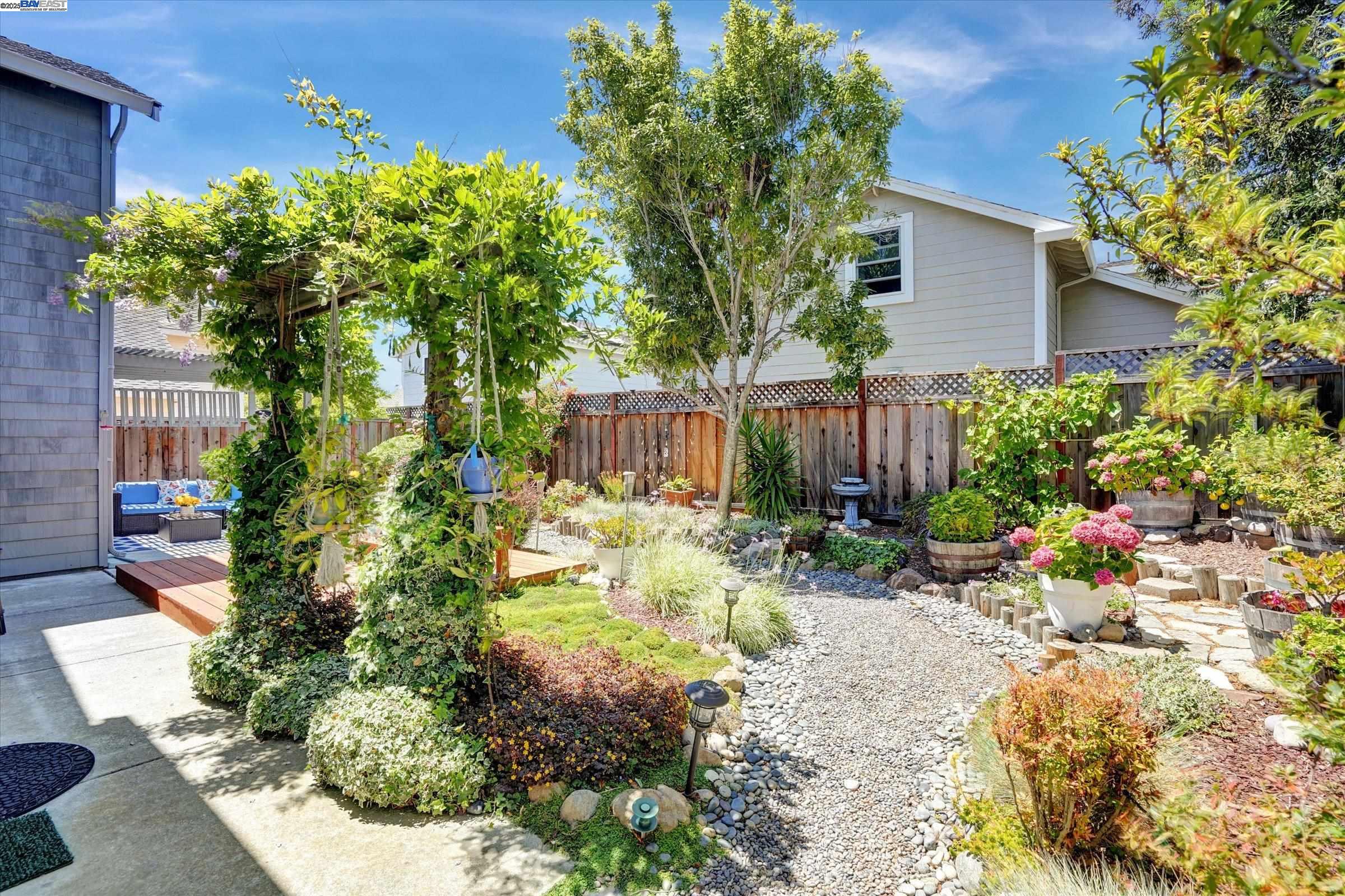 Alameda, California 94502, United States, 3 Bedrooms Bedrooms, ,3 BathroomsBathrooms,Residential,Pending,187221