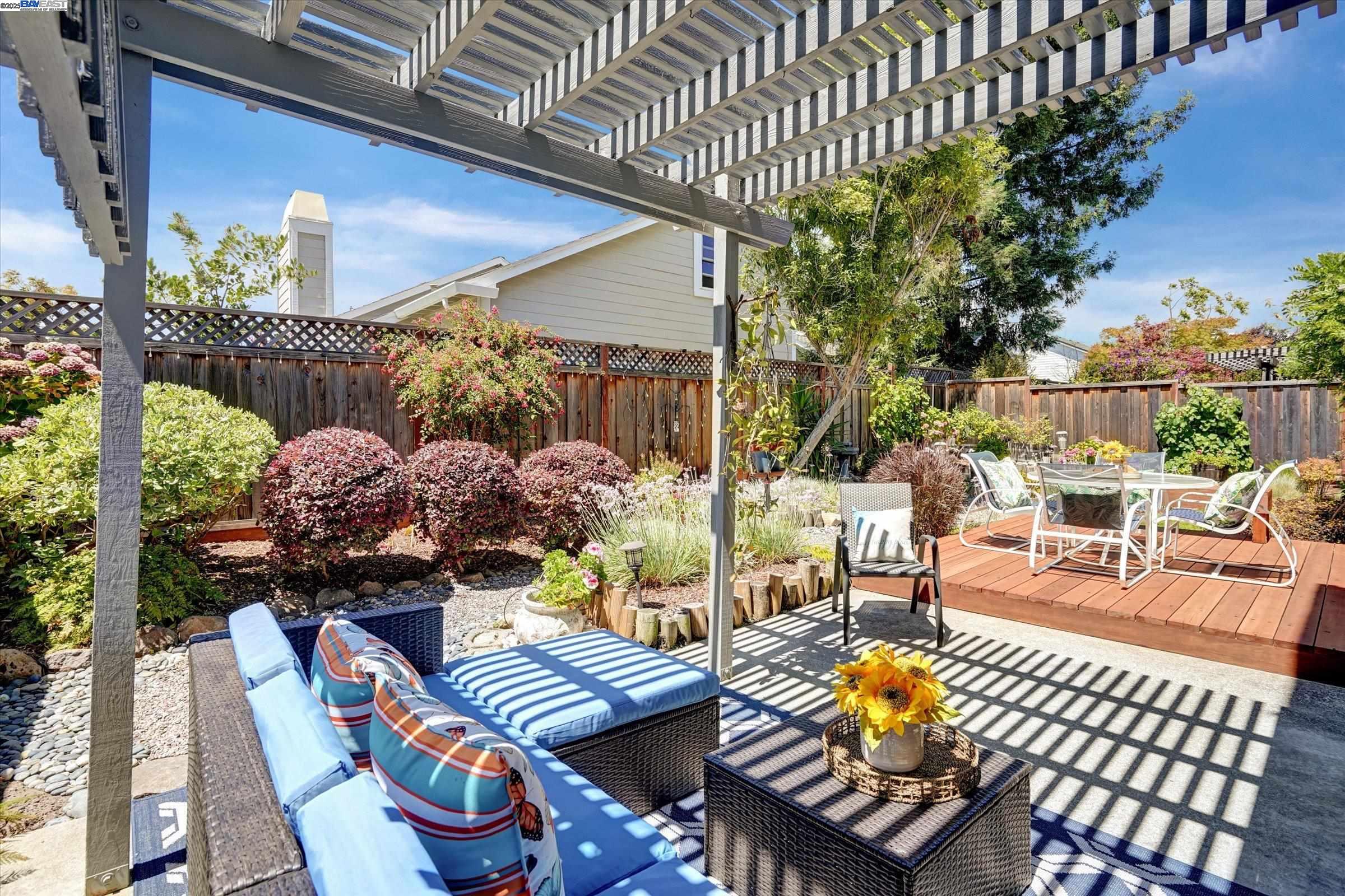 Alameda, California 94502, United States, 3 Bedrooms Bedrooms, ,3 BathroomsBathrooms,Residential,Pending,187221