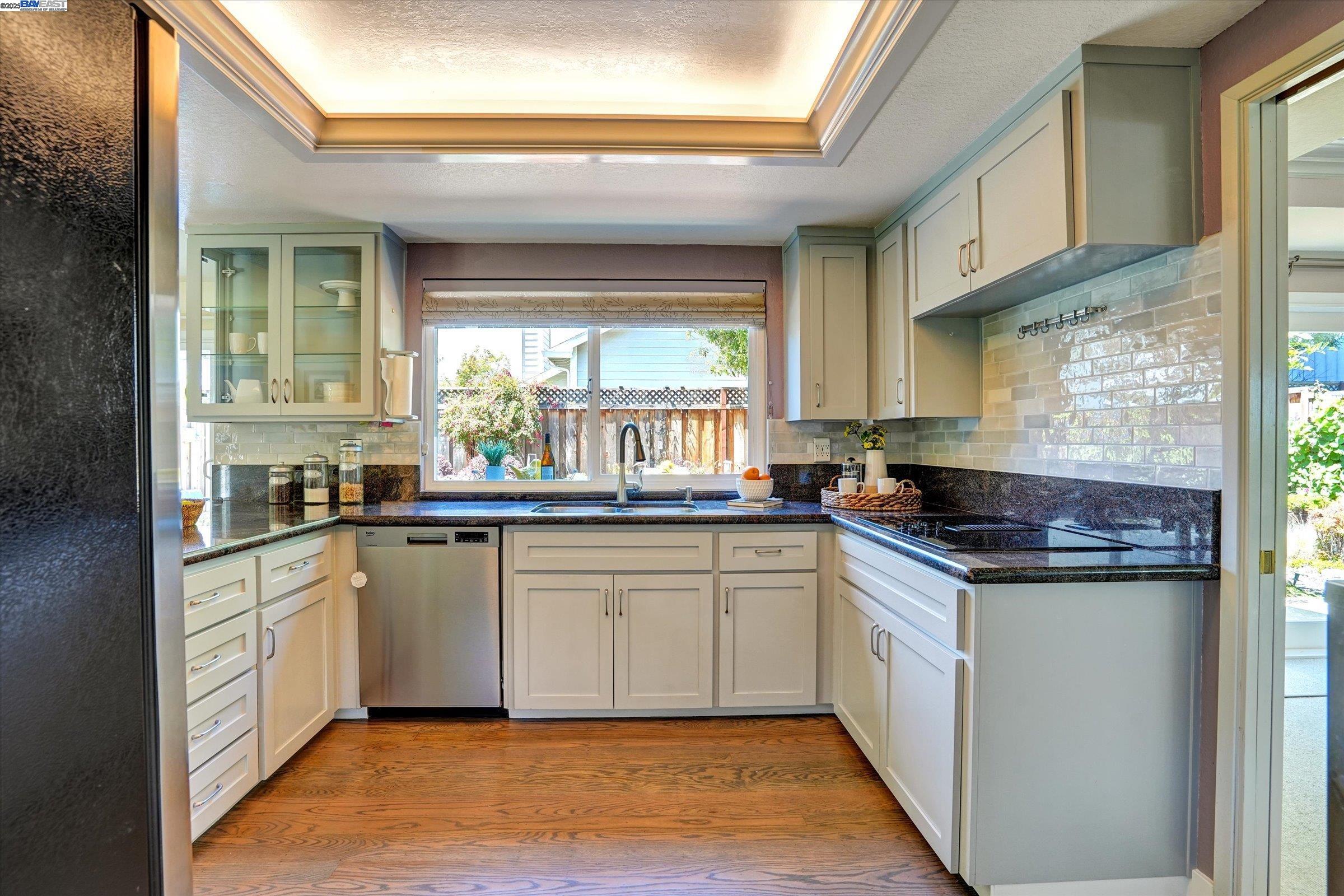 Alameda, California 94502, United States, 3 Bedrooms Bedrooms, ,3 BathroomsBathrooms,Residential,Pending,187221