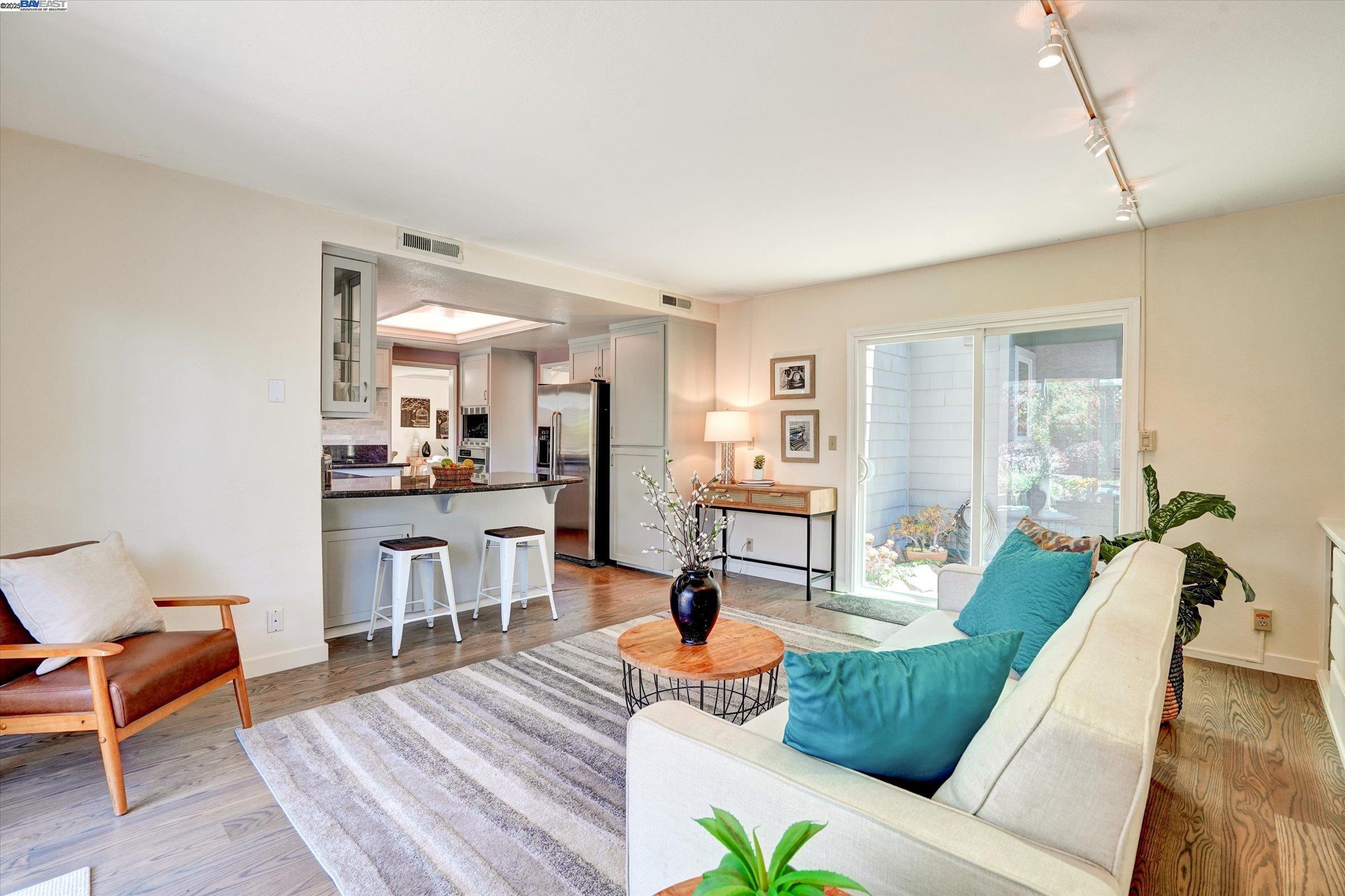 Alameda, California 94502, United States, 3 Bedrooms Bedrooms, ,3 BathroomsBathrooms,Residential,Pending,187221