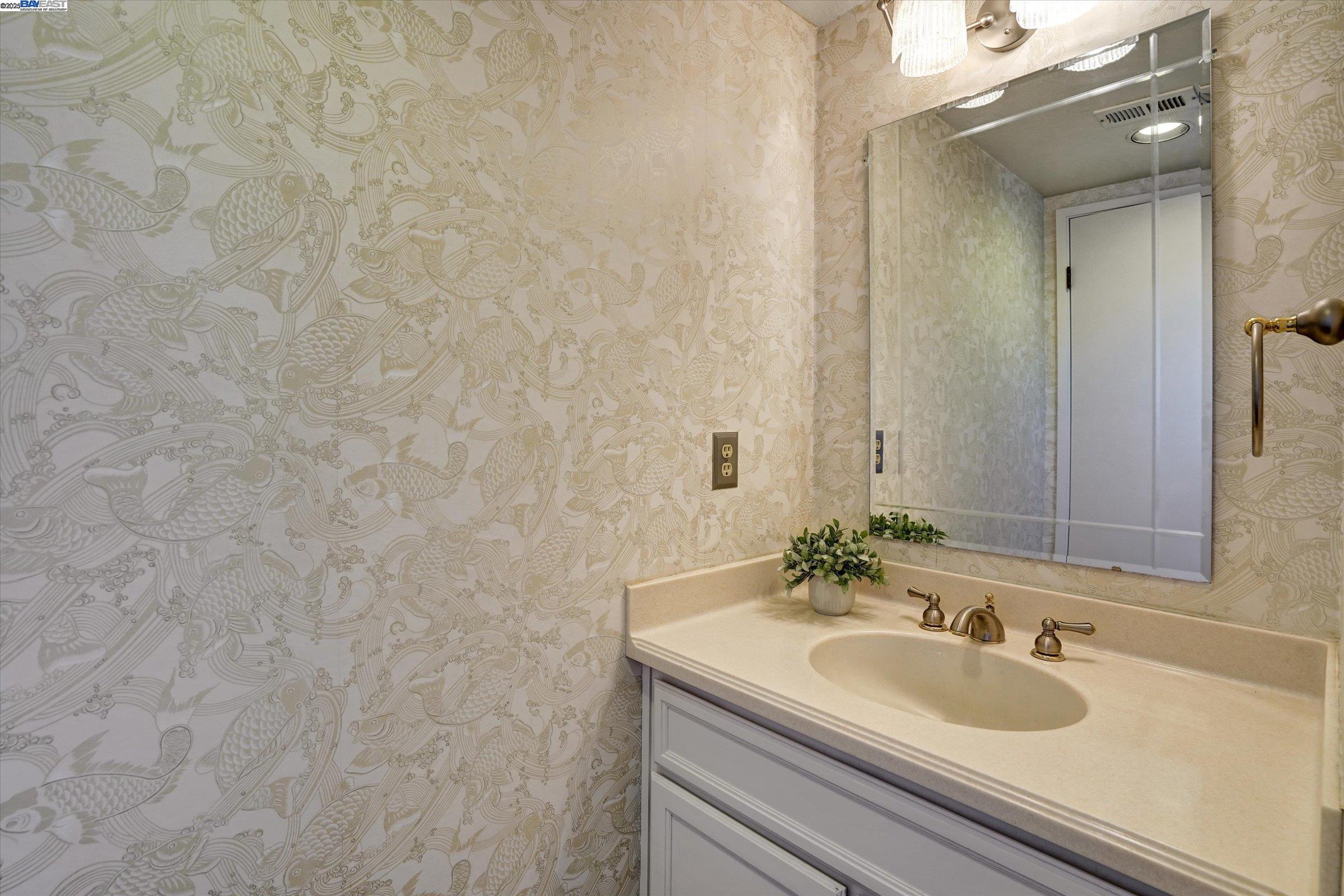 Alameda, California 94502, United States, 3 Bedrooms Bedrooms, ,3 BathroomsBathrooms,Residential,Pending,187221