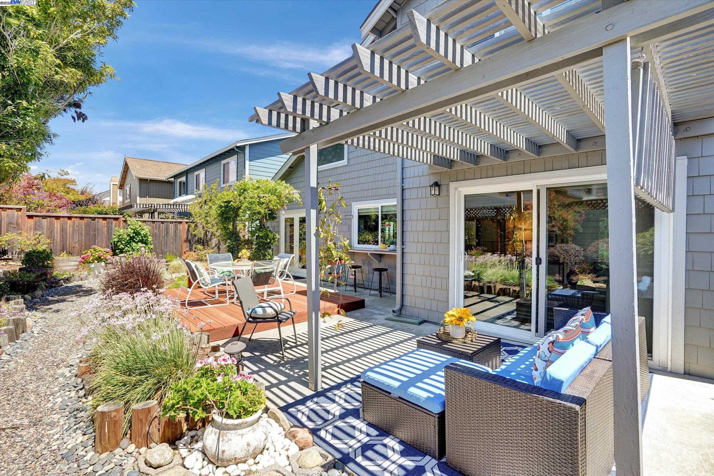 Alameda, California 94502, United States, 3 Bedrooms Bedrooms, ,3 BathroomsBathrooms,Residential,Pending,187221