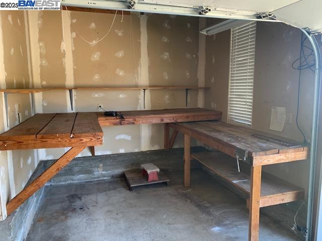 Alameda, California 94502, United States, 3 Bedrooms Bedrooms, ,3 BathroomsBathrooms,Residential,Pending,187221