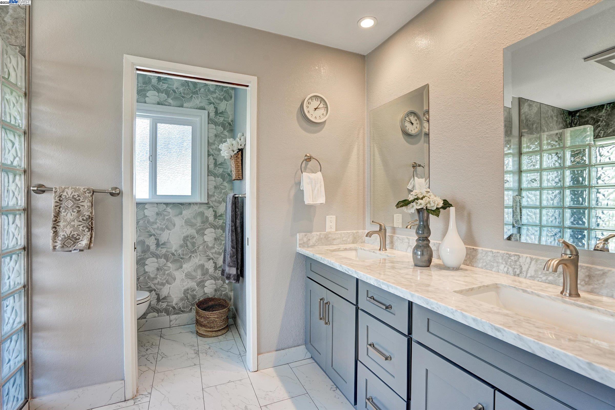 Alameda, California 94502, United States, 3 Bedrooms Bedrooms, ,3 BathroomsBathrooms,Residential,Pending,187221