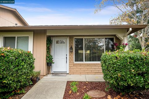 Photo of 61 Fountainhead Ct, Martinez, CA 94553 (MLS # 41119040)