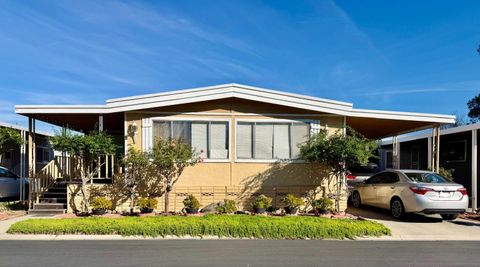 Photo of 3135 Oakbridge Drive #3135, San Jose, CA 95121 (MLS # ML82033384)