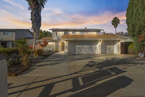 Photo of 819 Cumberland Drive, Gilroy, CA 95020 (MLS # ML82029327)