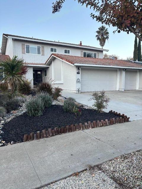 Photo of 819 Cumberland Drive, Gilroy, CA 95020 (MLS # ML82029327)
