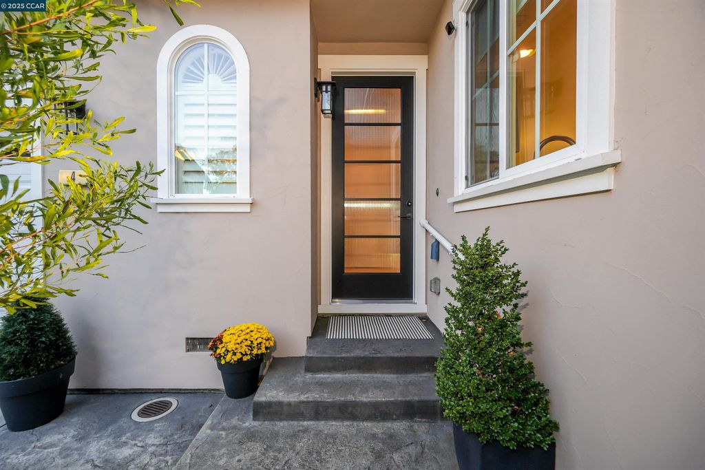 Photo of 4 Hardy Ct, Danville, CA 94526 (MLS # 41116370)