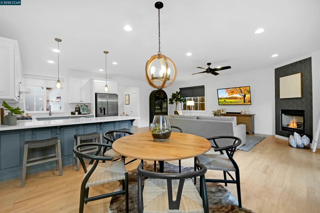 Photo of 4 Hardy Ct, Danville, CA 94526 (MLS # 41116370)