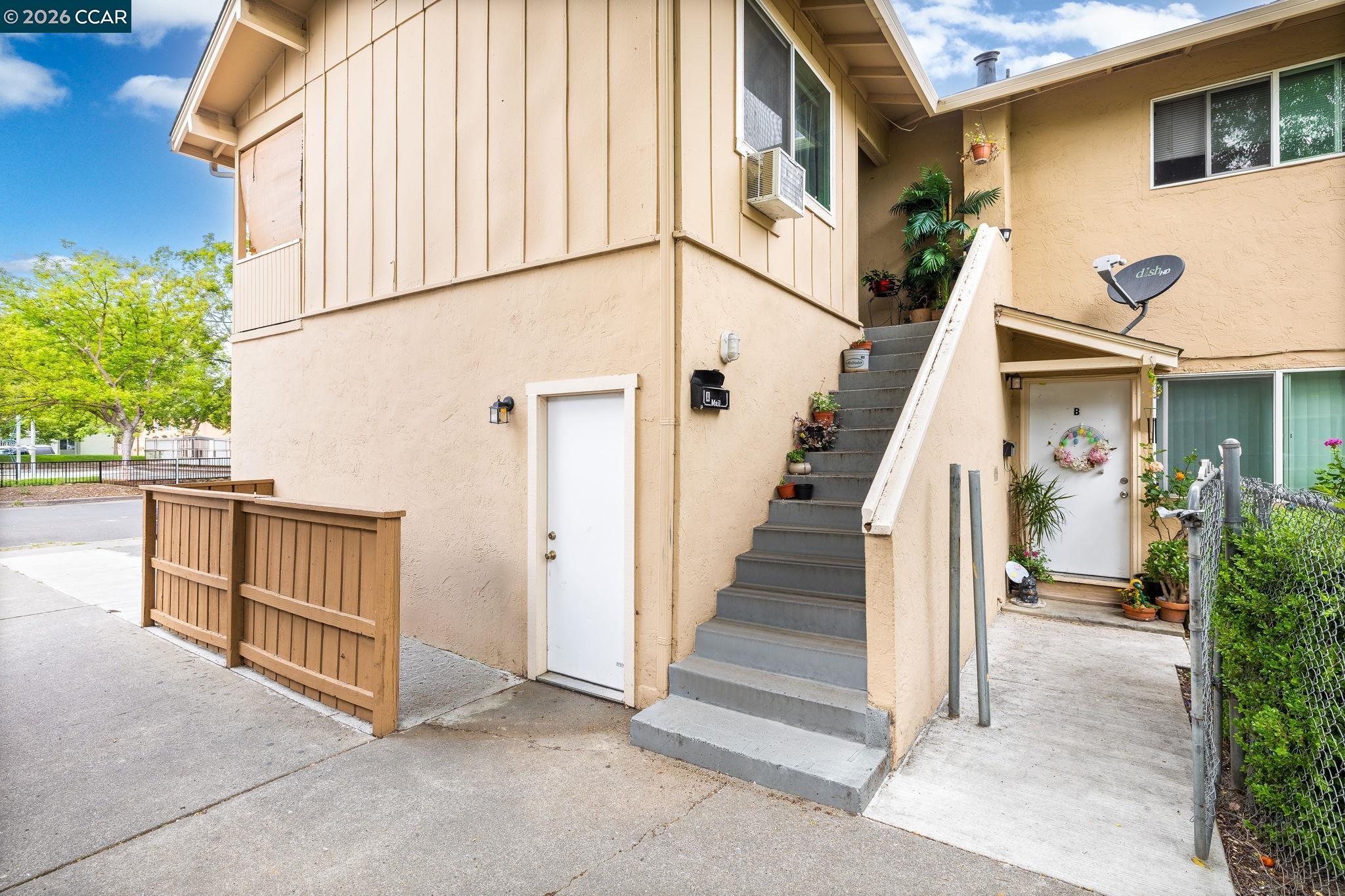 2561 Camara Cir