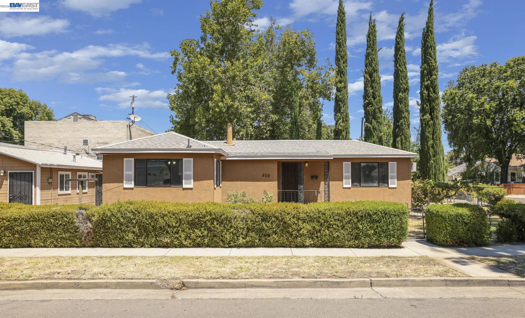 Photo 1 of 33 — 505 W 9Th St, Tracy, CA 95376