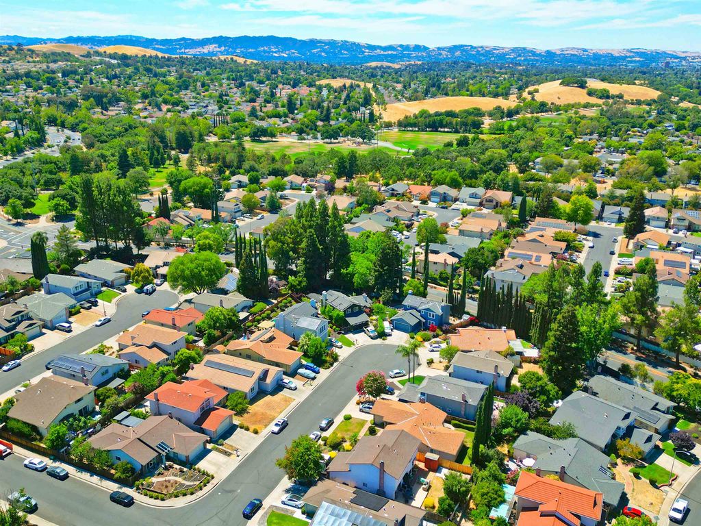 Photo of 5091 Saint Celestine Court, Concord, CA 94521 (MLS # 41120382)