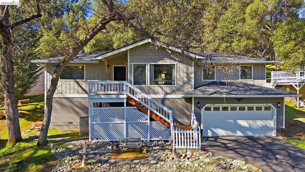 Photo of 12796 Cresthaven Dr, Groveland, CA 95321 (MLS # 41127625)