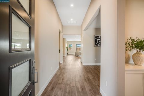 Photo of 3137 Phoenix Ave, Tracy, CA 95377 (MLS # 41119305)