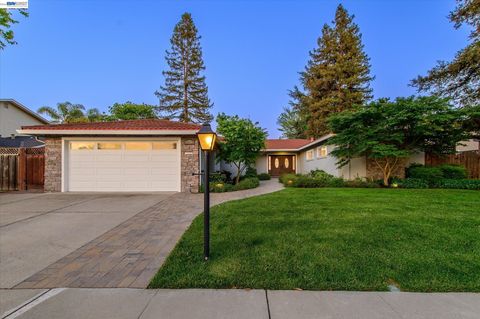 Photo of 1778 Beachwood Way, Pleasanton, CA 94566 (MLS # 41132815)