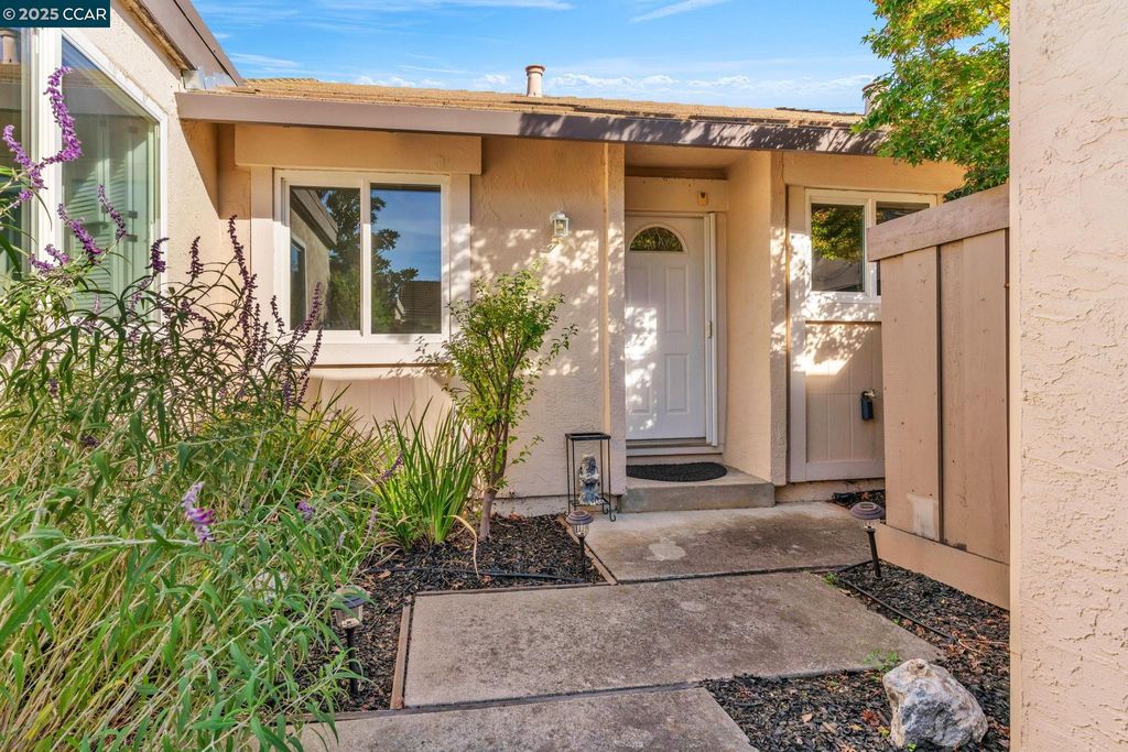 Photo of 7 Clark Creek Circle, Clayton, CA 94517 (MLS # 41116339)