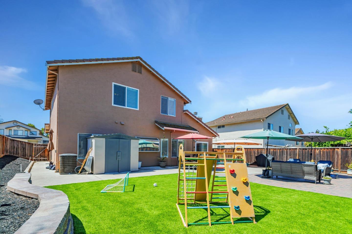 Hollister, California 95023, United States, 4 Bedrooms Bedrooms, ,3 BathroomsBathrooms,Residential,Active,207170