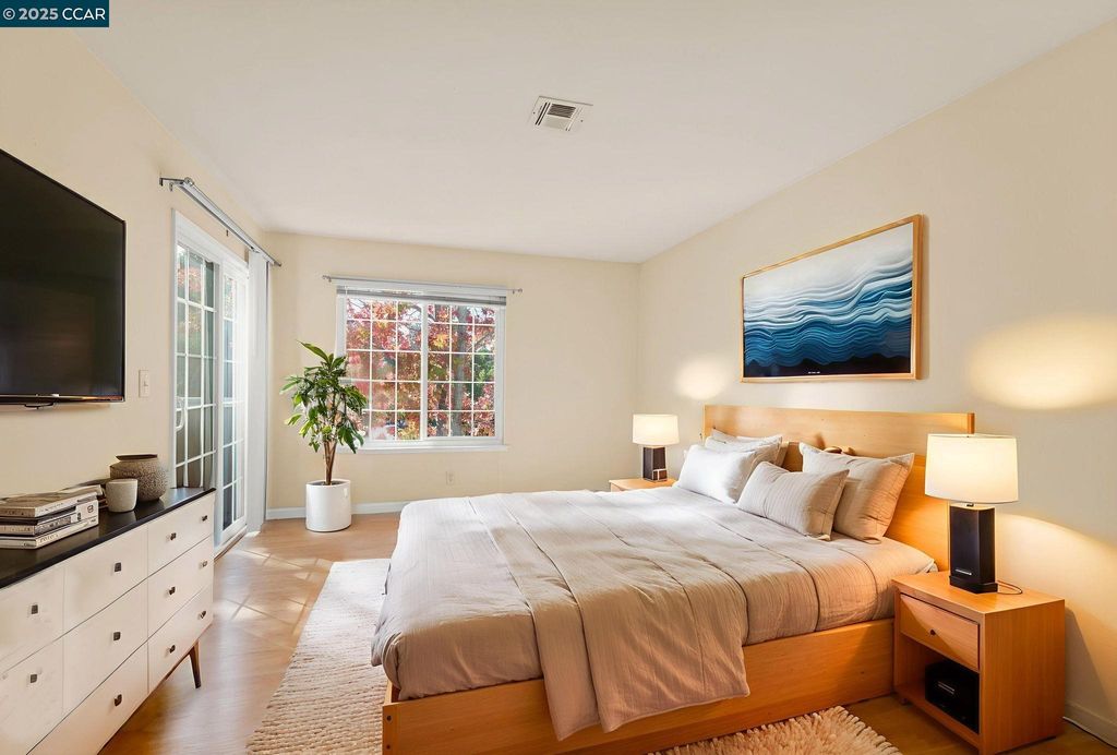 Photo of 560 Canyon Oaks #H, Oakland, CA 94605 (MLS # 41117238)