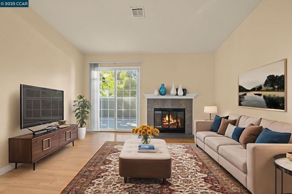 Photo of 560 Canyon Oaks #H, Oakland, CA 94605 (MLS # 41117238)