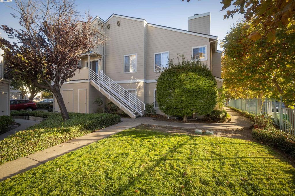 Photo of 1450 Thrush Ave #17, San Leandro, CA 94578 (MLS # 41116289)