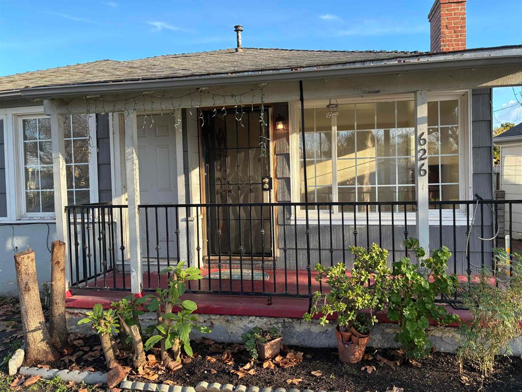 Photo of 626 La Prenda Dr, Oakland, CA 94603 (MLS # 41120337)