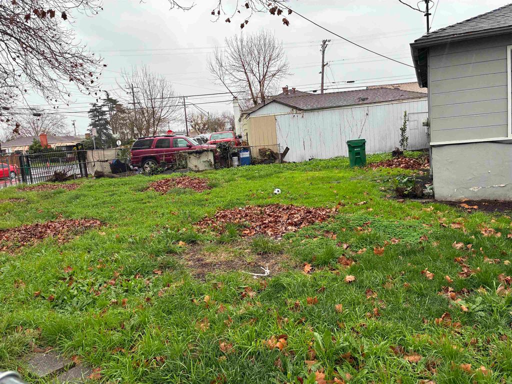 Photo of 626 La Prenda Dr, Oakland, CA 94603 (MLS # 41120337)