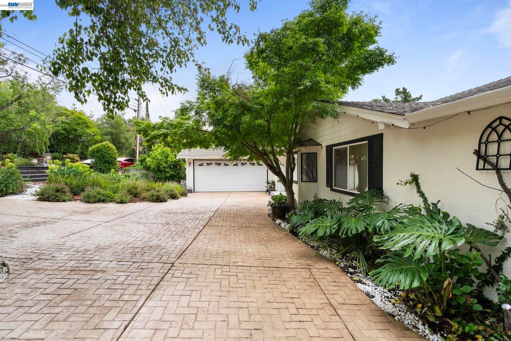 Photo of 656 La Vista Rd, Walnut Creek, CA 94598 (MLS # 41135120)