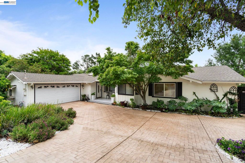 Photo of 656 La Vista Rd, Walnut Creek, CA 94598 (MLS # 41135120)