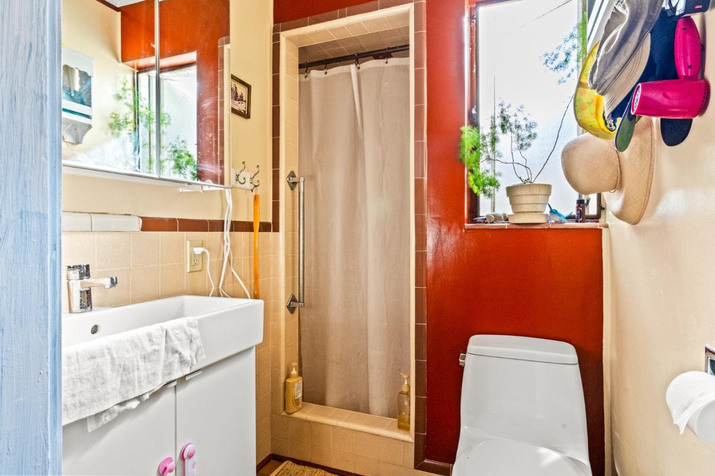 San Mateo, California 94402, United States, 4 Bedrooms Bedrooms, ,2 BathroomsBathrooms,Residential,Active,132845