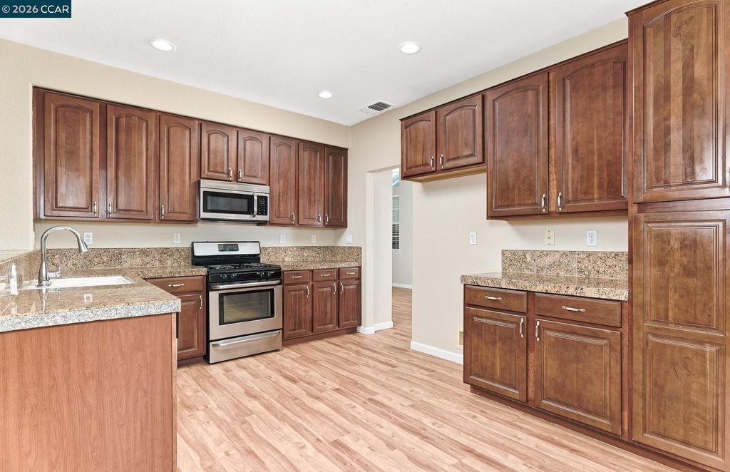 Photo of 116 Travertine Ave, Lathrop, CA 95330 (MLS # 41131887)
