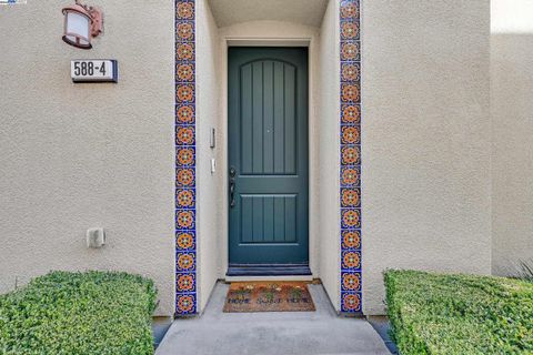 Photo of 588 Dovecote Ln #4, Livermore, CA 94551 (MLS # 41118980)