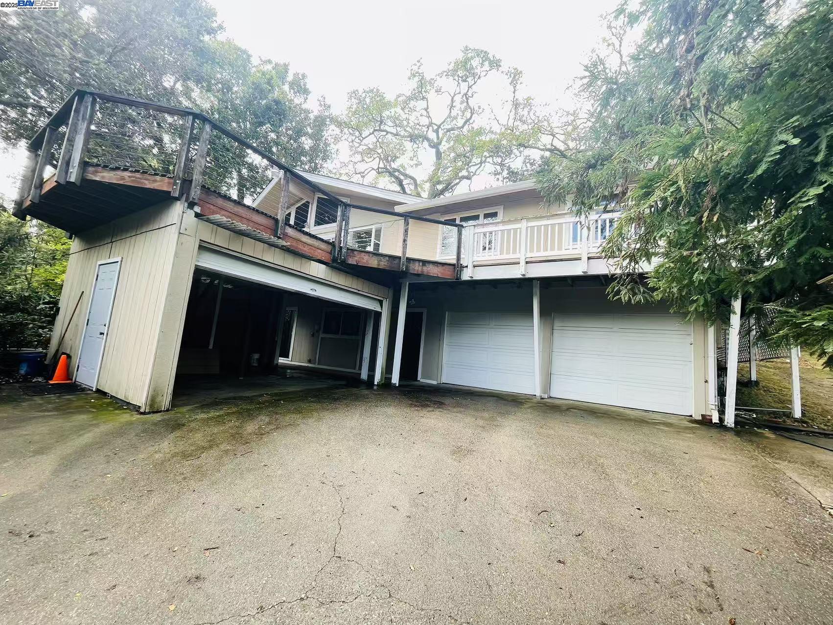 16 Castlewood Dr