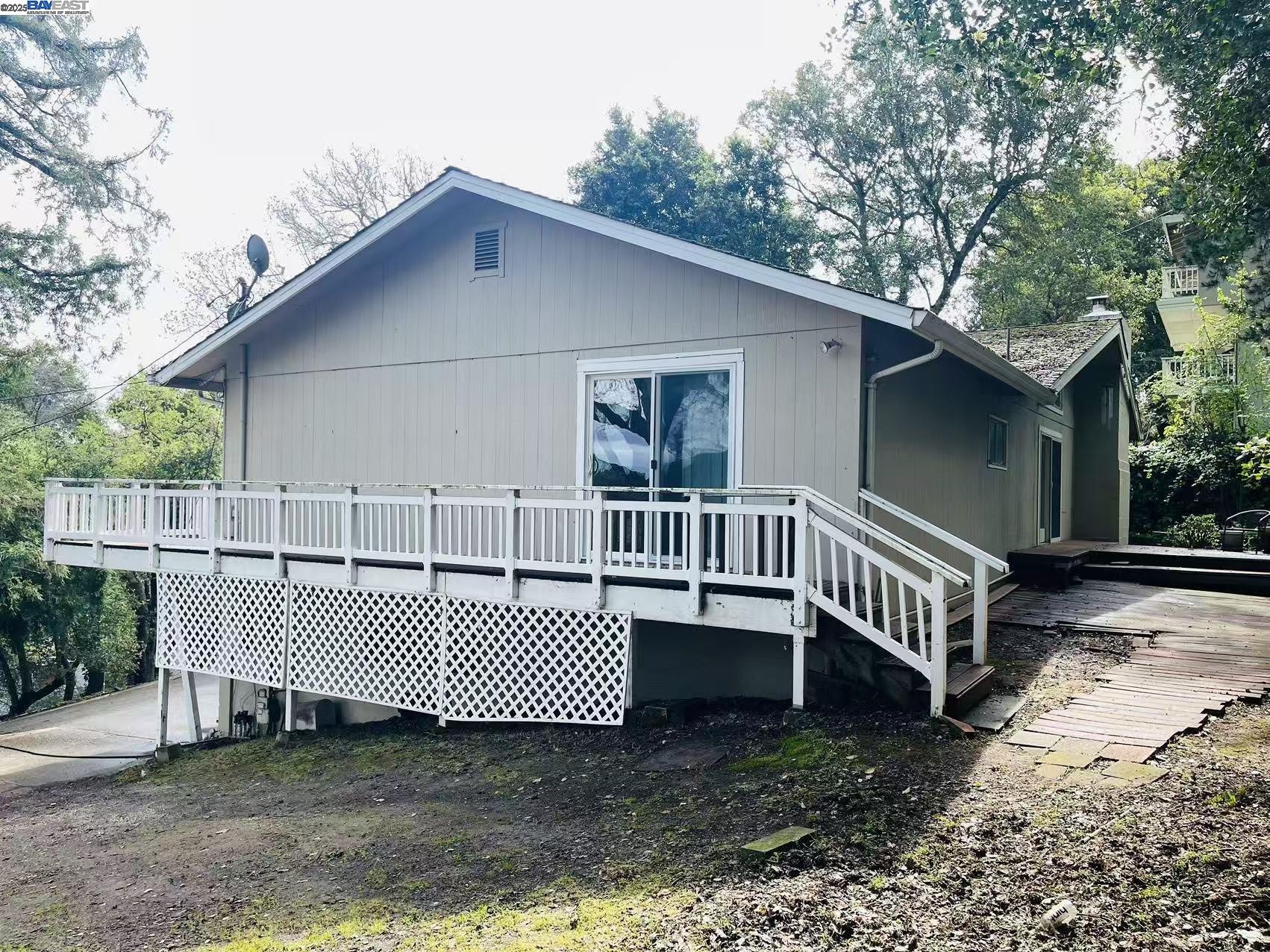 16 Castlewood Dr