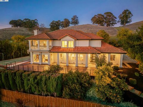 Photo of 822 NAVARONNE WY, Concord, CA 94518 (MLS # 41118215)