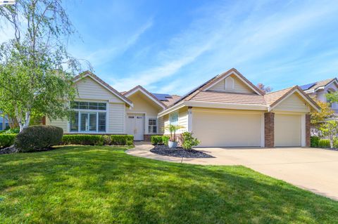 Photo of 558 Montori Ct, Pleasanton, CA 94566 (MLS # 41131624)