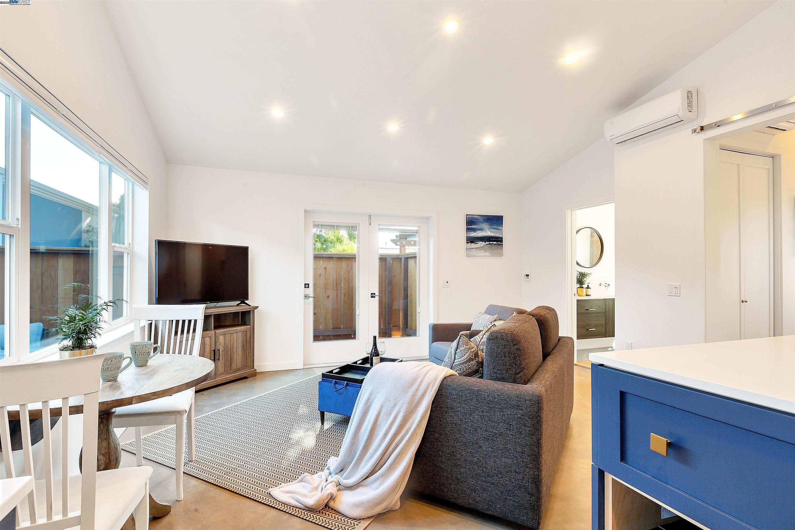 Alameda, California 94502, United States, 1 Bedroom Bedrooms, ,1 BathroomBathrooms,Residential,Active,177716