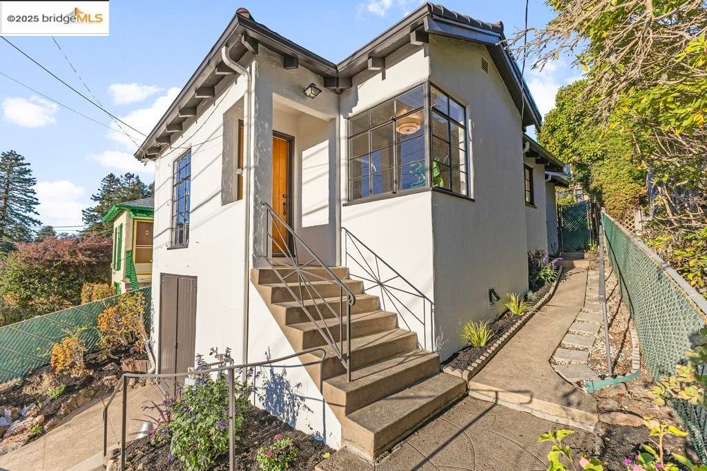 Photo of 85 Stratford Rd, Kensington, CA 94707 (MLS # 41116108)