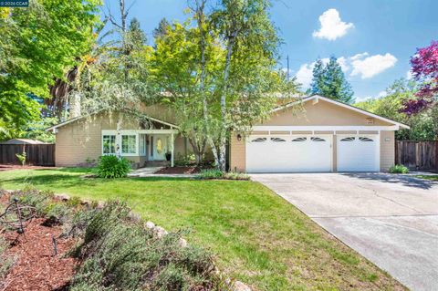 Photo of 651 Derbyshire Pl, Danville, CA 94526 (MLS # 41132737)