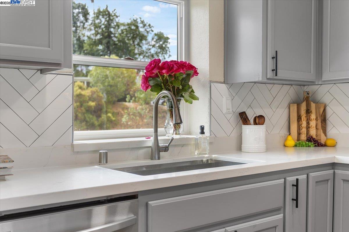 Lafayette, California 94549, United States, 3 Bedrooms Bedrooms, ,2 BathroomsBathrooms,Residential,Pending,209968