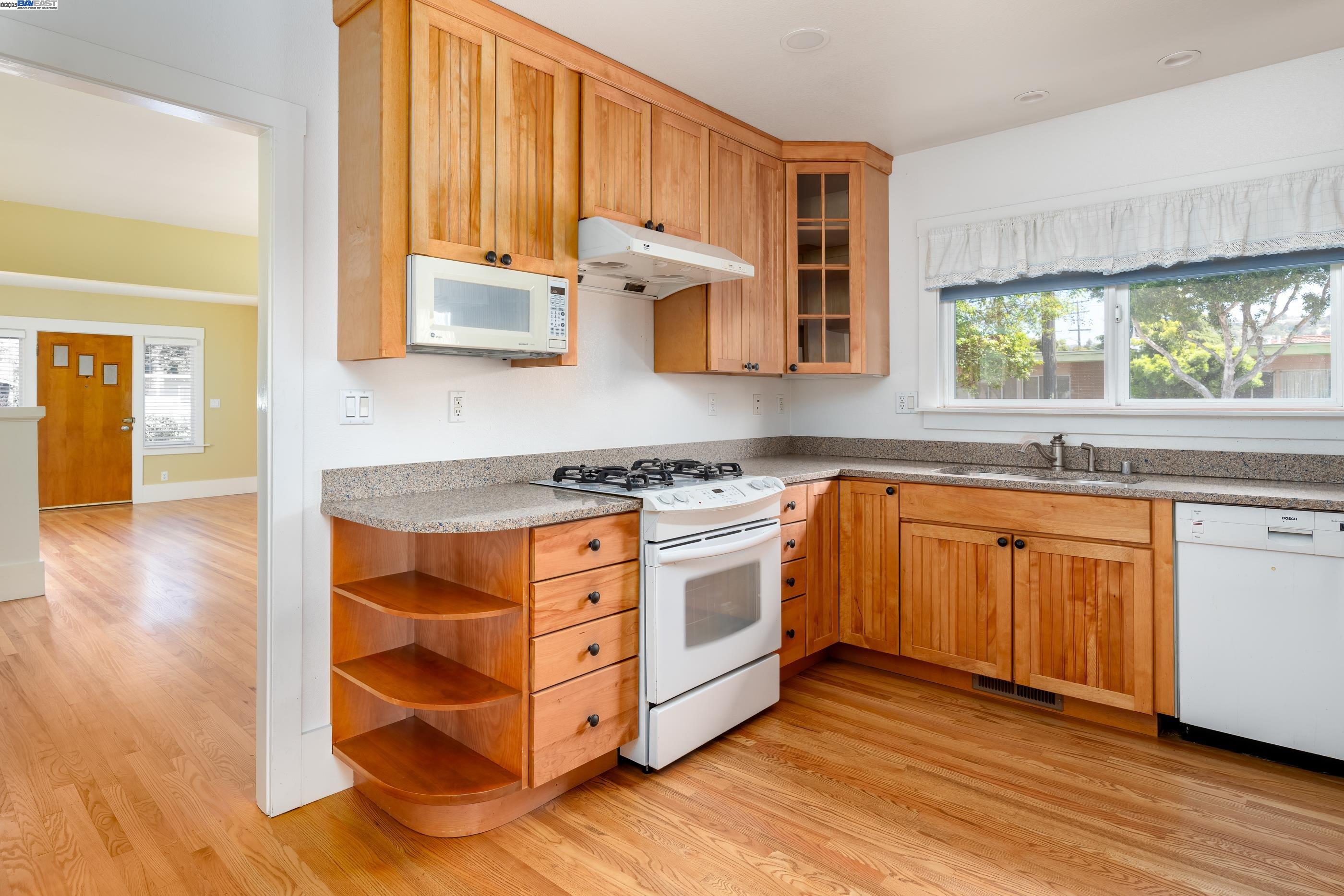 San Leandro, California 94577, United States, 3 Bedrooms Bedrooms, ,2 BathroomsBathrooms,Residential,Pending,126939