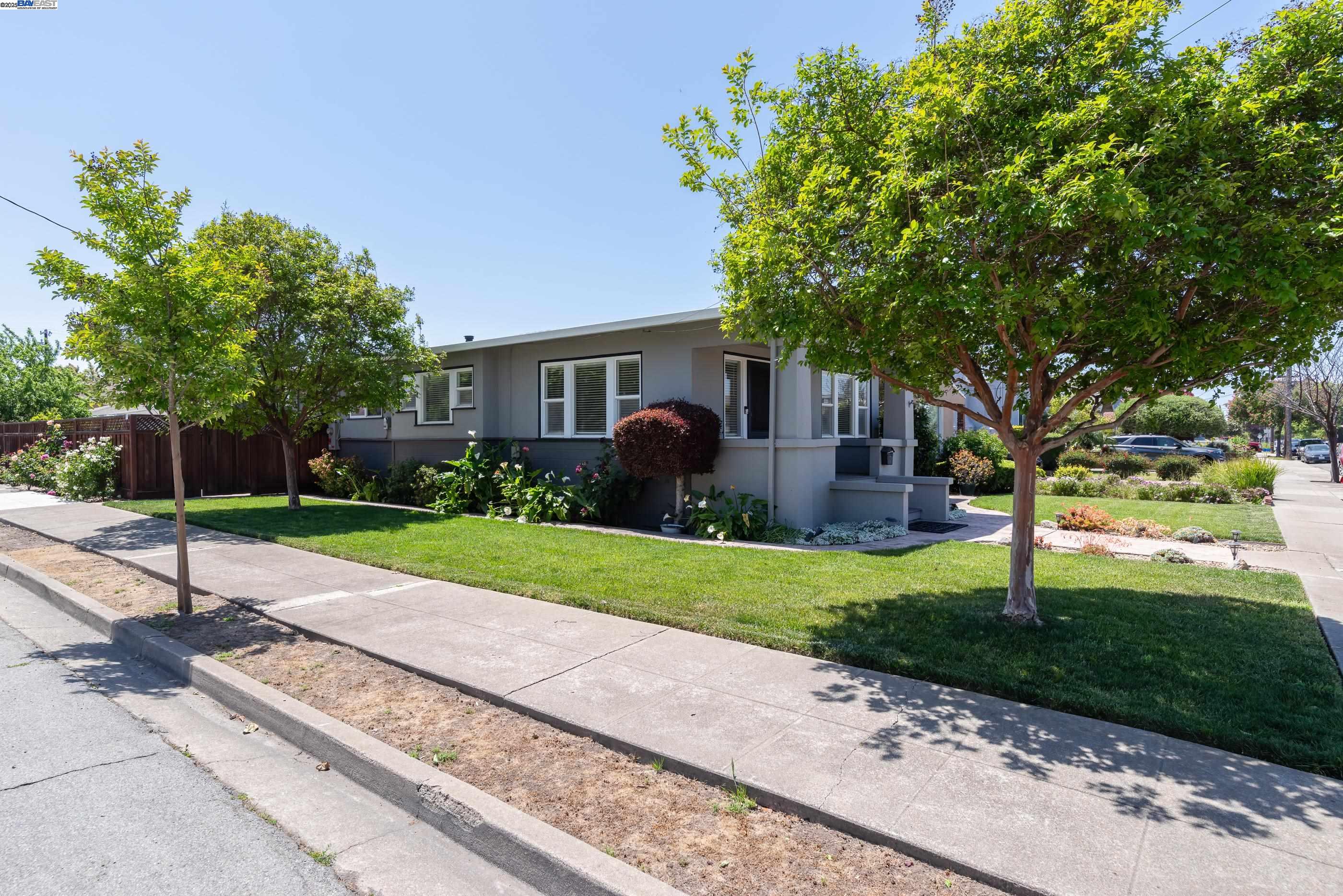 San Leandro, California 94577, United States, 3 Bedrooms Bedrooms, ,2 BathroomsBathrooms,Residential,Pending,126939