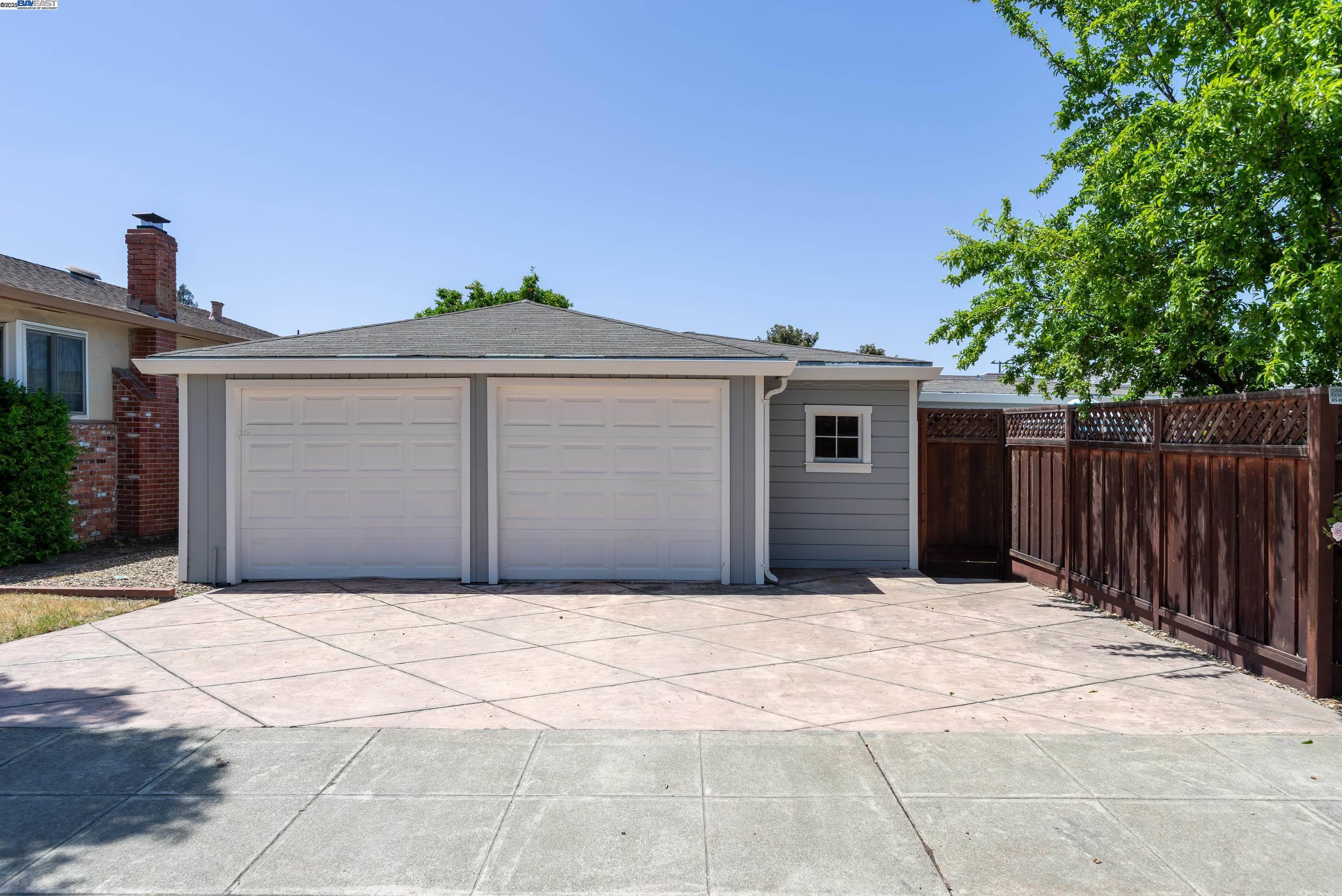 San Leandro, California 94577, United States, 3 Bedrooms Bedrooms, ,2 BathroomsBathrooms,Residential,Pending,126939