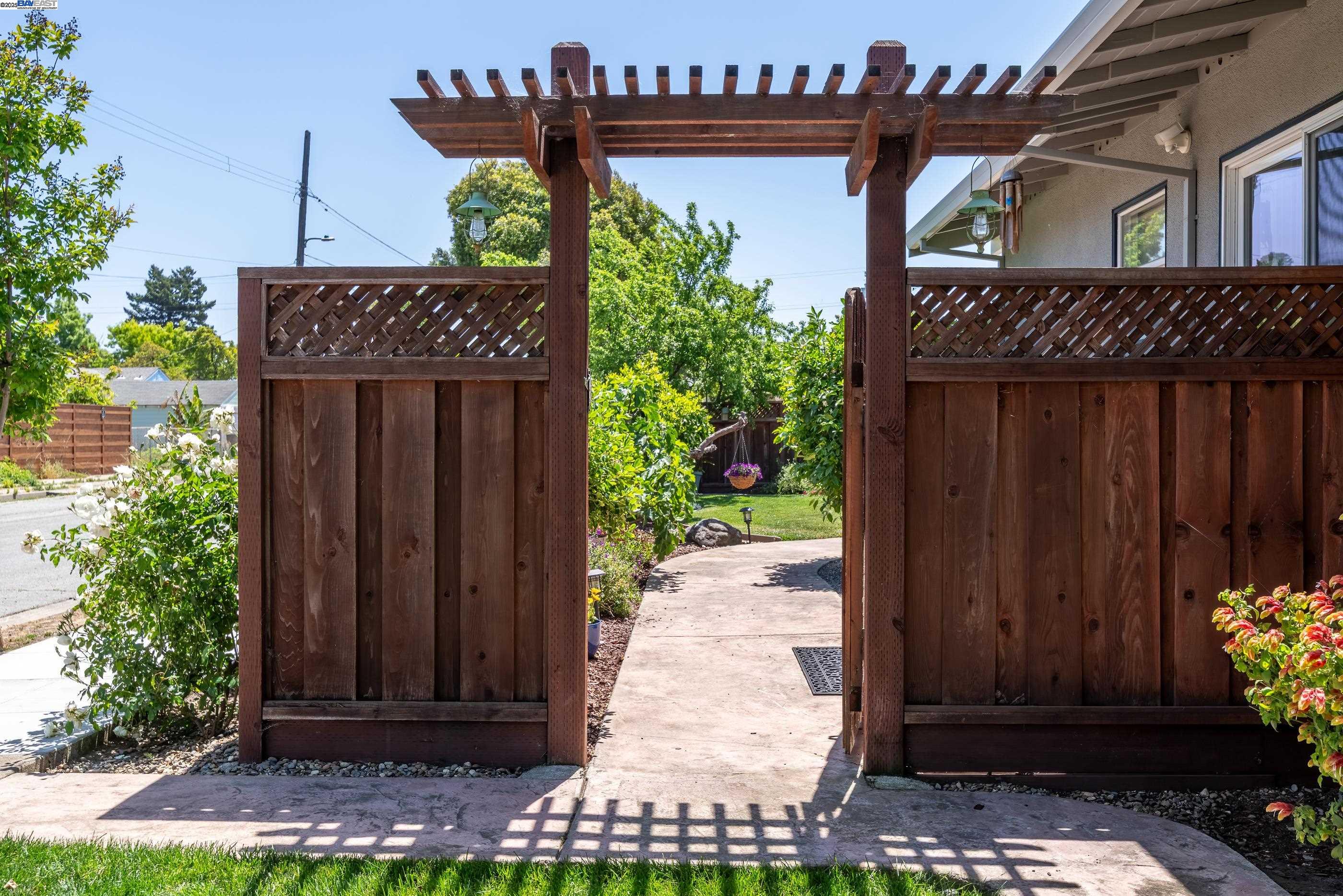 San Leandro, California 94577, United States, 3 Bedrooms Bedrooms, ,2 BathroomsBathrooms,Residential,Pending,126939