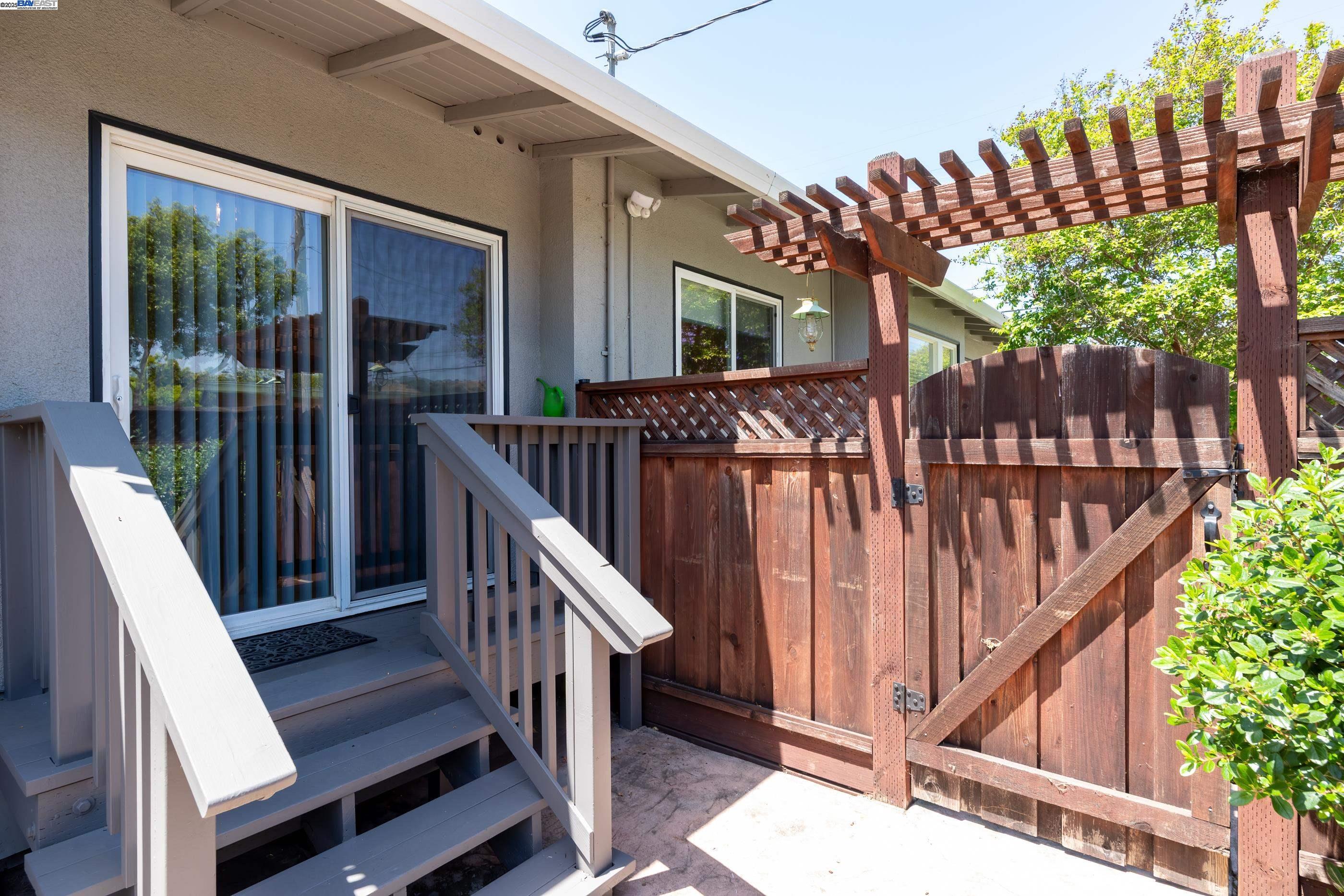 San Leandro, California 94577, United States, 3 Bedrooms Bedrooms, ,2 BathroomsBathrooms,Residential,Pending,126939